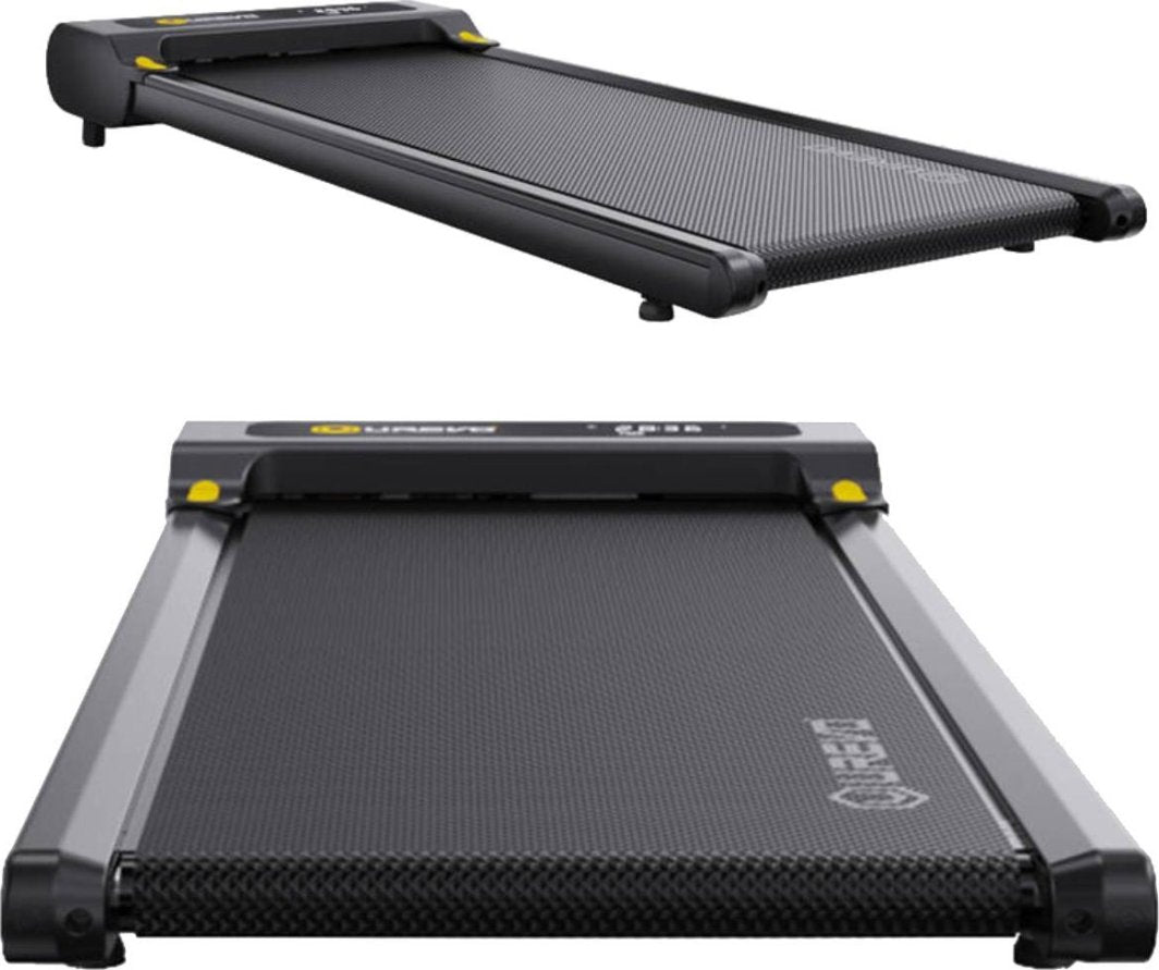 Walking Pad tredemølle i sort og grå med gulldetaljer, lav og kompakt uten håndtak, sett skrått forfra.