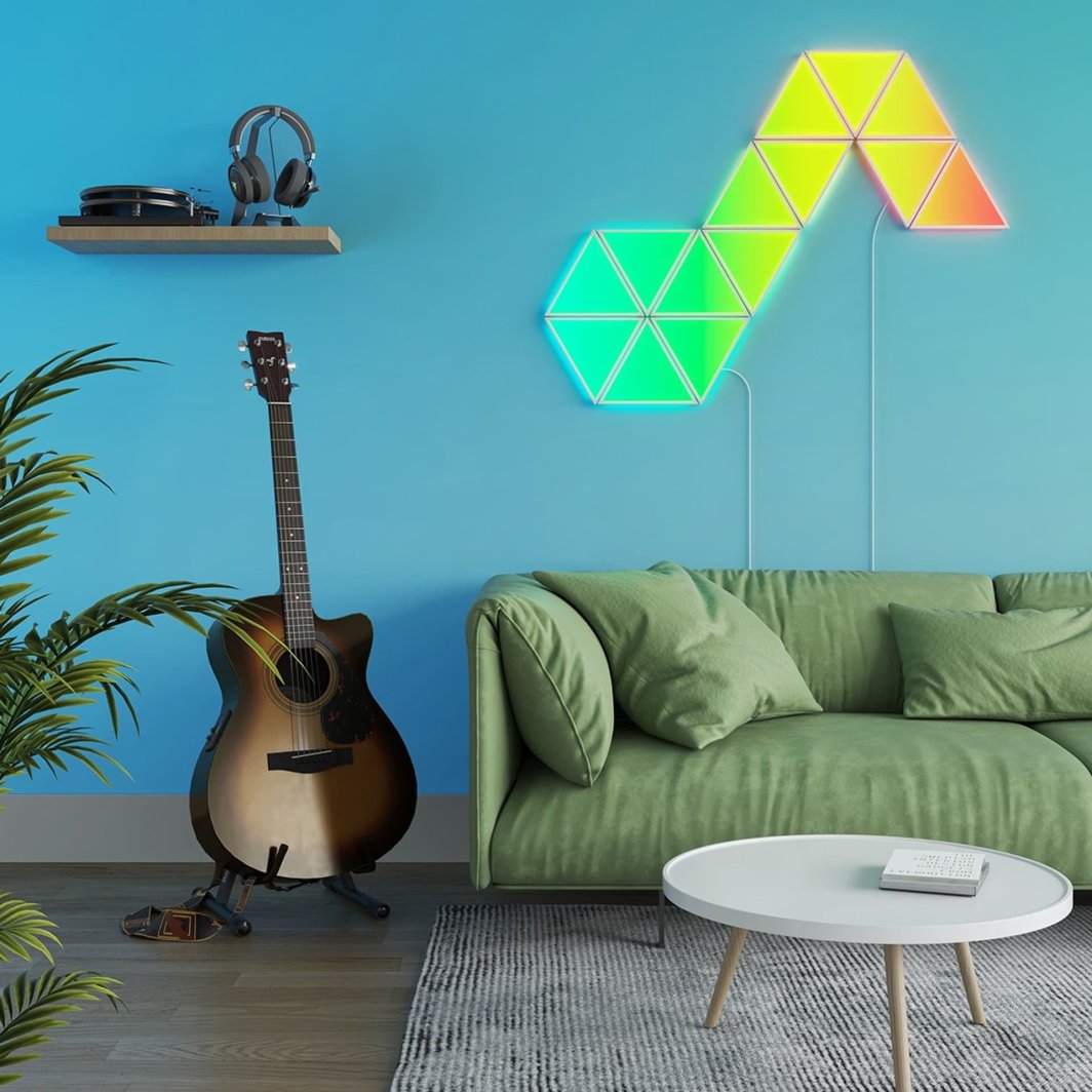 Tredemølle Smart lys panel 12W Wi‑Fi/Bluetooth med sekskantede LED-paneler på vegg i stue.