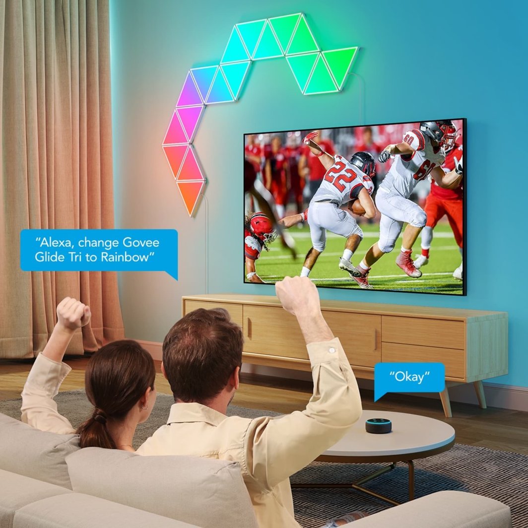 Sammenleggbar tredemølle Smart lys panel 12W montert over TV i stue med to personer og smart høyttaler.