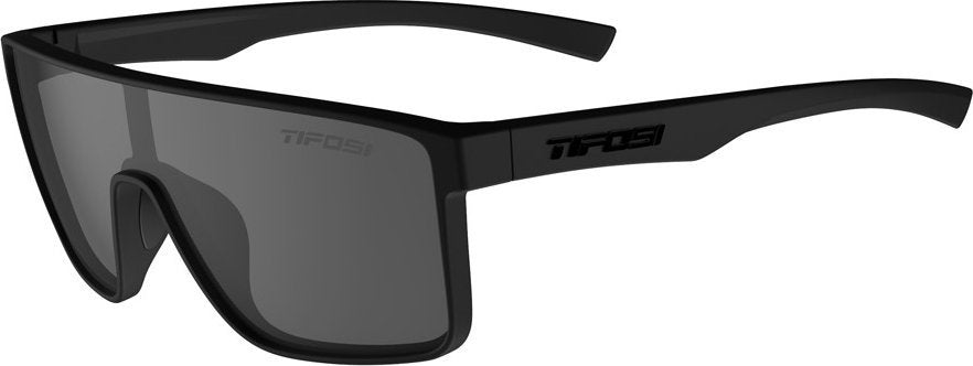 Solbriller med bred, rektangulær sort ramme, mørke glass og TIFOSI-logo på stangen, sett skrått forfra.