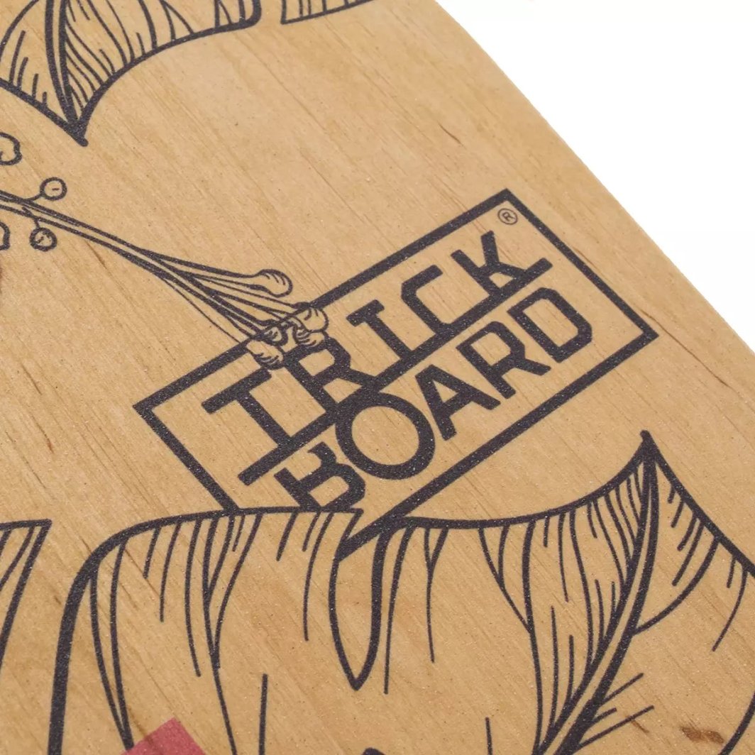 Balansebrett i lyst naturtre med sort illustrasjon og logoen "TRICK BOARD" synlig på overflaten.