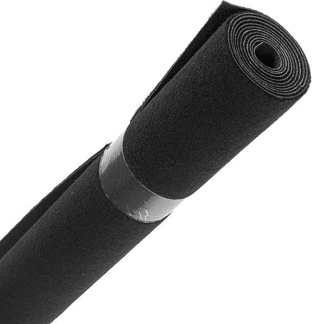 Gymmatte i sort filtmateriale rullet sammen med plastbånd rundt midten, synlig tekstur og åpen ende.