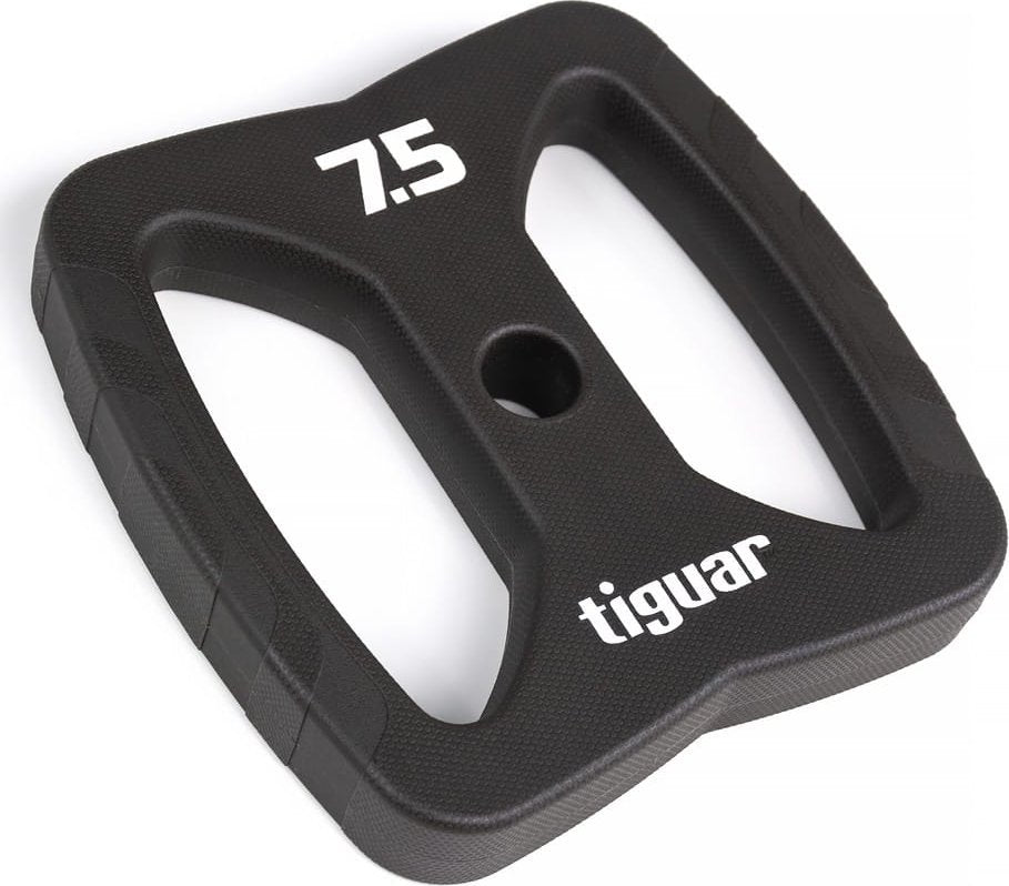 Vektskive på 7,5 kg i sort PU-belagt stål med hvit tekst, sentralt hull og gripehull, sett skrått ovenfra.