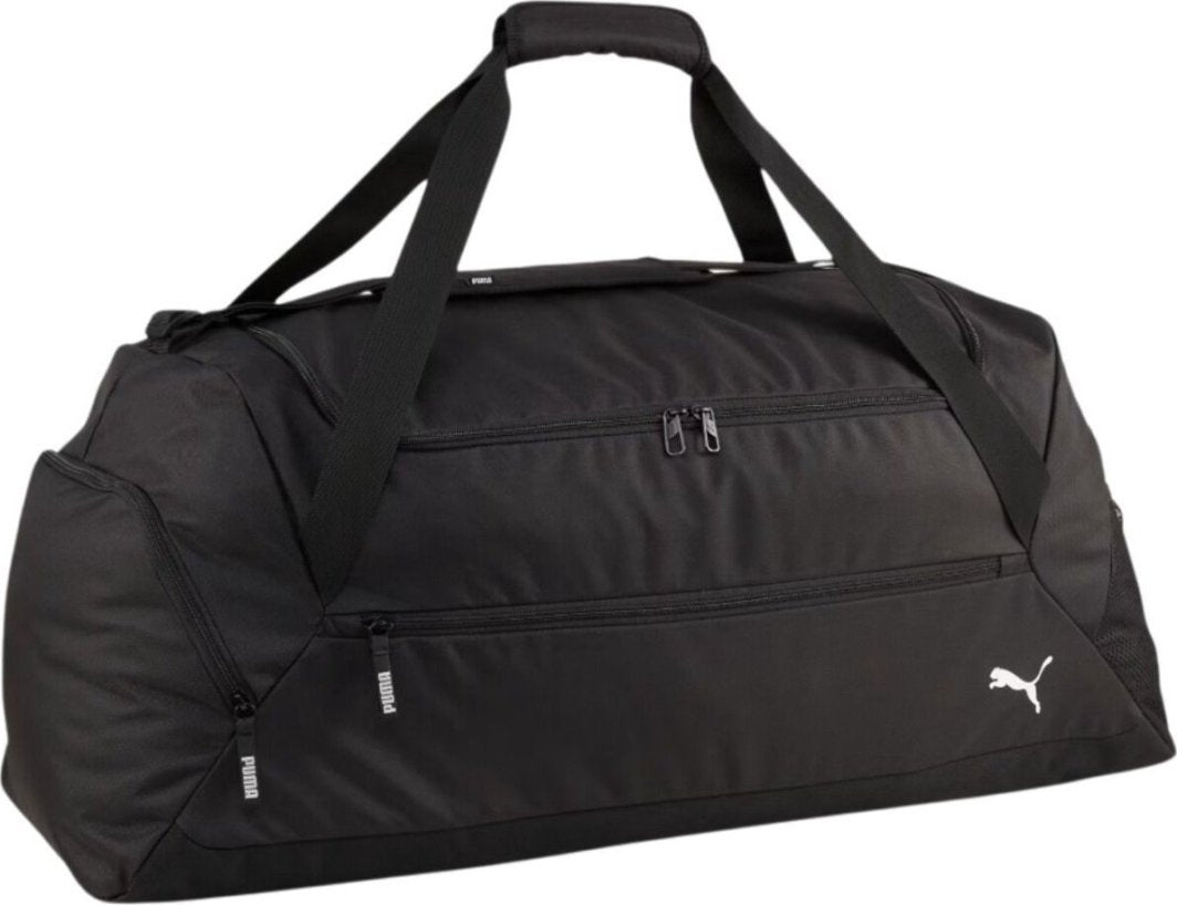 Treningsbag på 55 liter i svart med hvitt Puma-logo, bærehåndtak og flere glidelåslommer, sett fra siden.