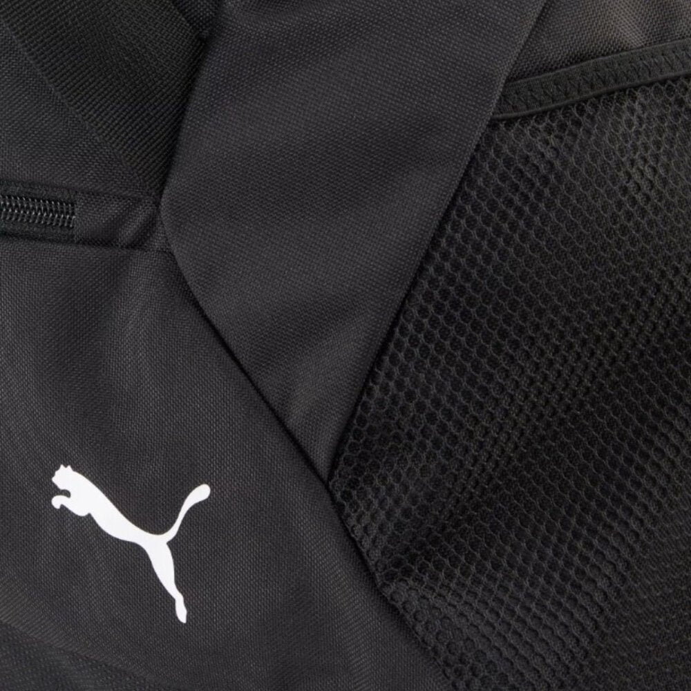Duffelbag i svart tekstil med mesh-lomme, synlig glidelås og hvit Puma-logo, sett fra siden.