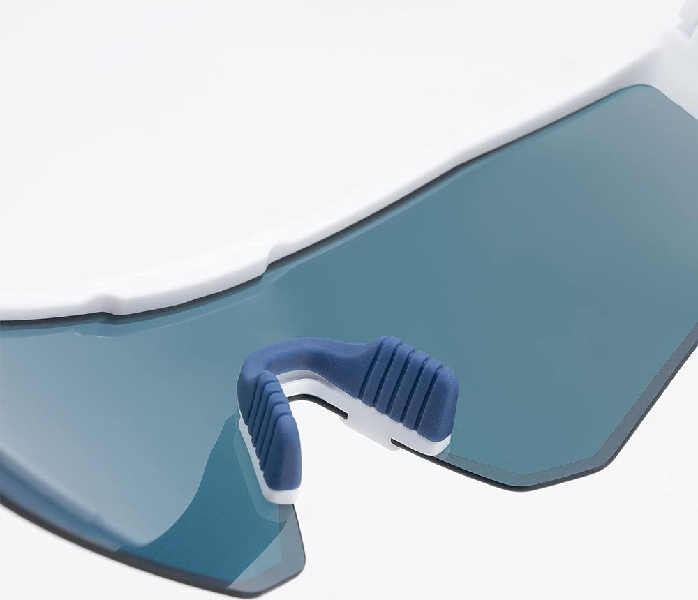 Sykkelbriller Klart Glass med blåtonet linse, blå og hvit nesebro i myk plast, detaljert nærbilde.