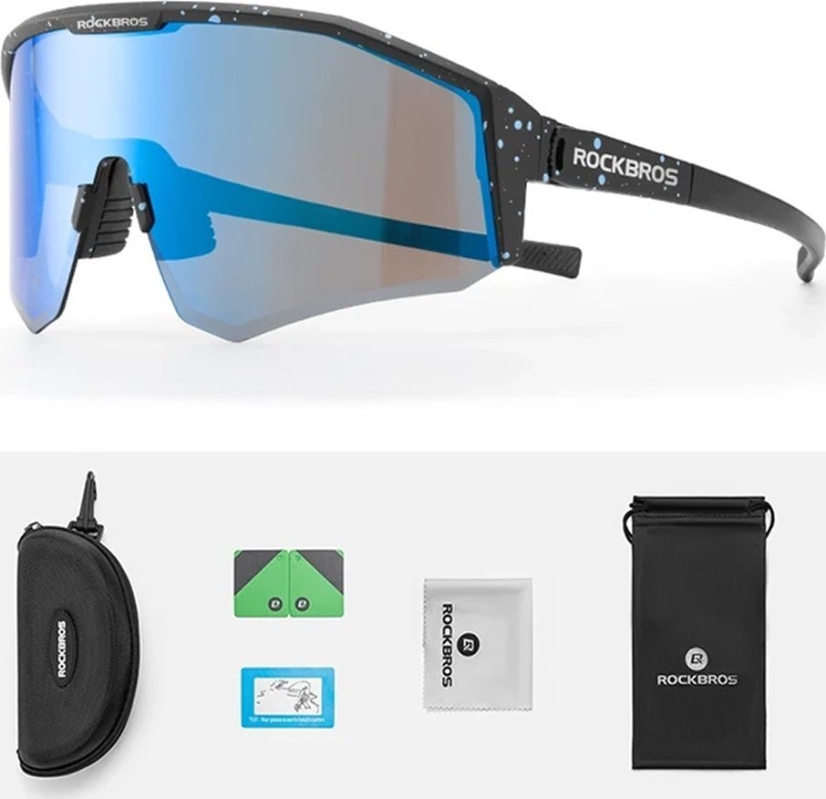Sykkelbriller med store blåtonede speilglass, svart ramme med blå prikker, etui og tilbehør vises fra siden.