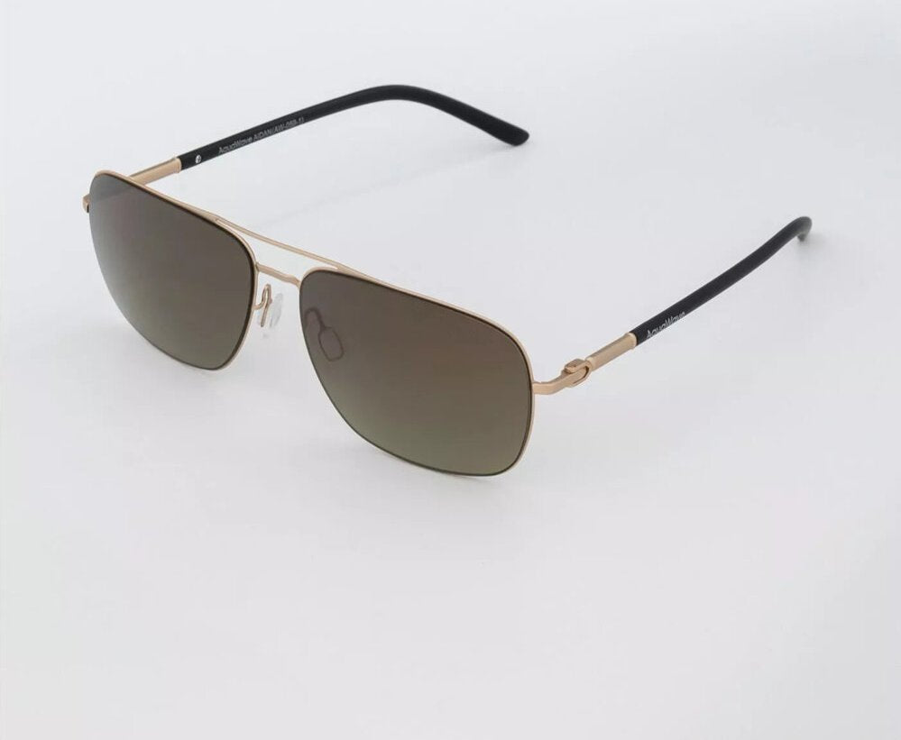 Solbriller med rektangulære, mørke glass og gullfarget metallinnfatning, sett fra skrå vinkel.