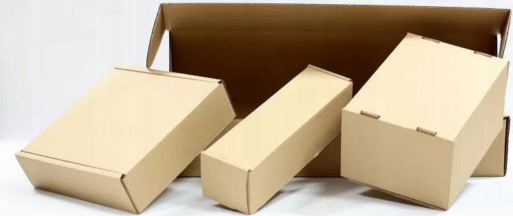 Sykkelbriller vist med fire lysebrune, enkle pappesker i ulike størrelser på hvit bakgrunn.