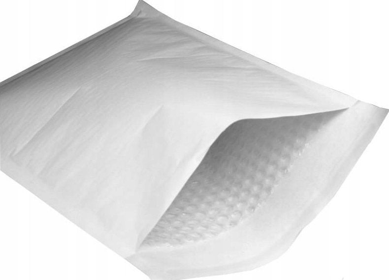 Sportsbriller levert i hvit boblekonvolutt med åpen klaff, innsiden viser beskyttende boblemønster.