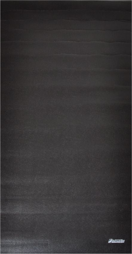 Treningsmatte i svart gummi med bølgemønster, sett ovenfra, liten logo nederst til høyre.