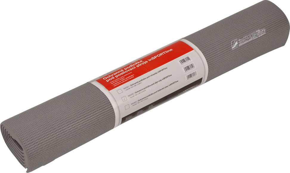 Treningsmatte i grått, rullet sammen med strukturert overflate og synlig produktetikett i rødt og hvitt.