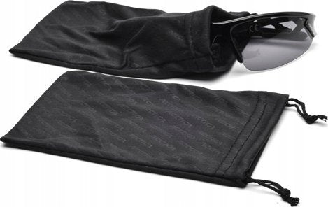 Solbriller med mørke glass ligger delvis i en svart stoffpose, med en ekstra tom stoffpose ved siden av.