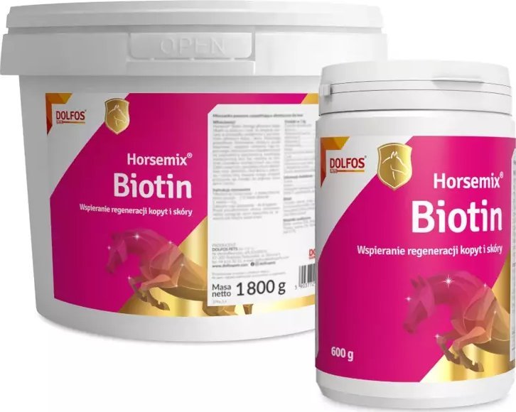 Biotin Til Hest to bokser med hvite lokk, rosa og gull etiketter med hesteillustrasjon, sett fra skrått frontperspektiv.