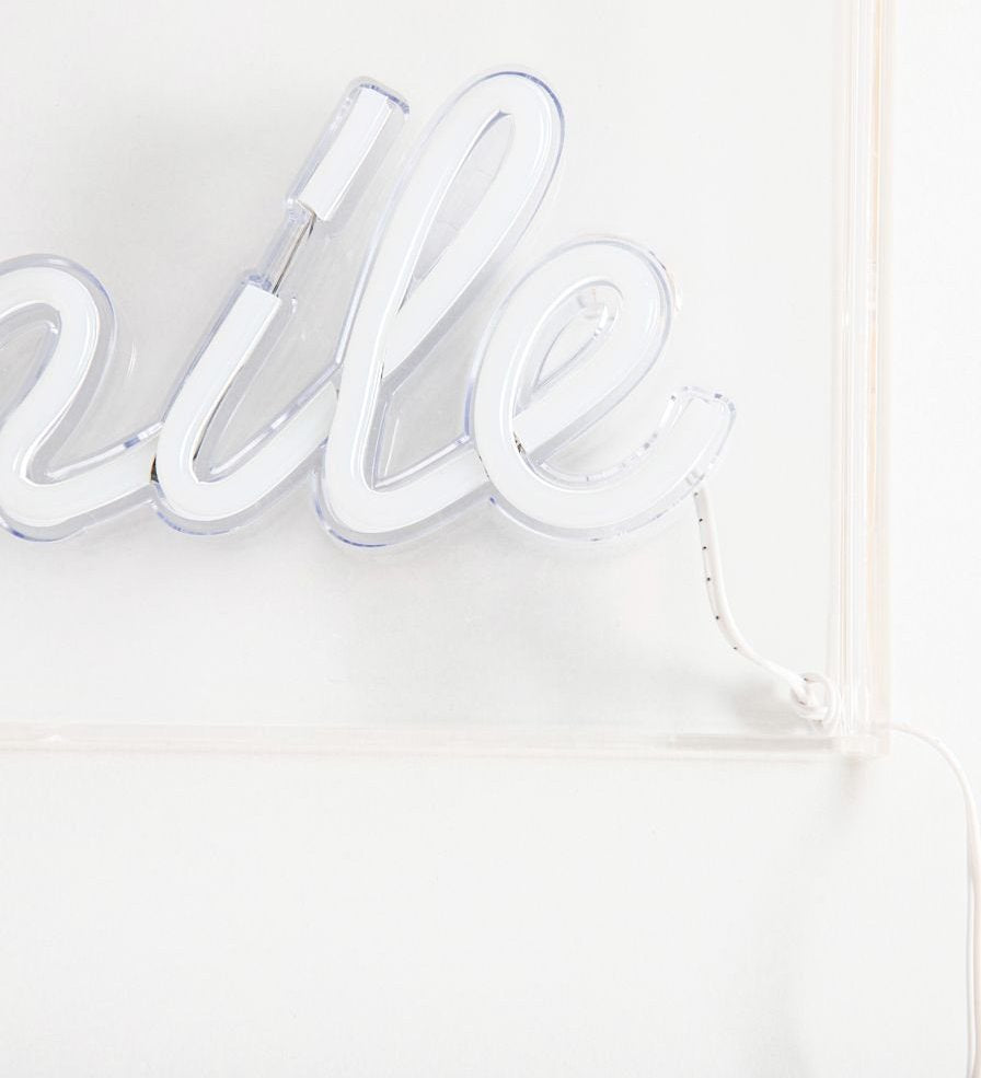 Walking Pad neonskilt SMILE 15cm rosa LED, nærbilde fra siden med synlig hvit ledning.