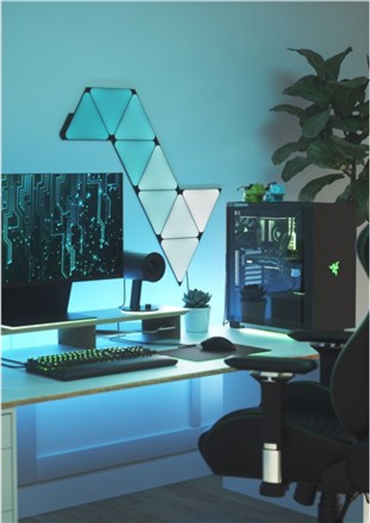 Løpebånd Lyspaneler smarte trekanter 9 stk på vegg i gaming-setup med RGB-belysning og PC.