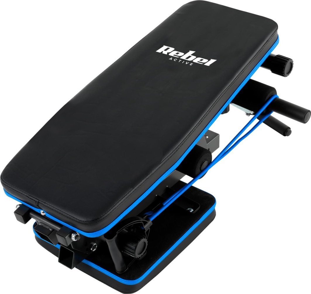 Treningsbenk i svart kunstskinn med blå detaljer, justerbart ryggstøtte, håndtak og elastiske strikker.