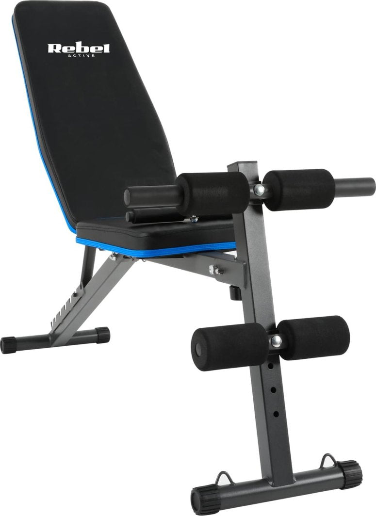 Multifunksjonell Treningsbenk med sort polstret sete, justerbar rygg med blå kant og metallramme, sett forfra.