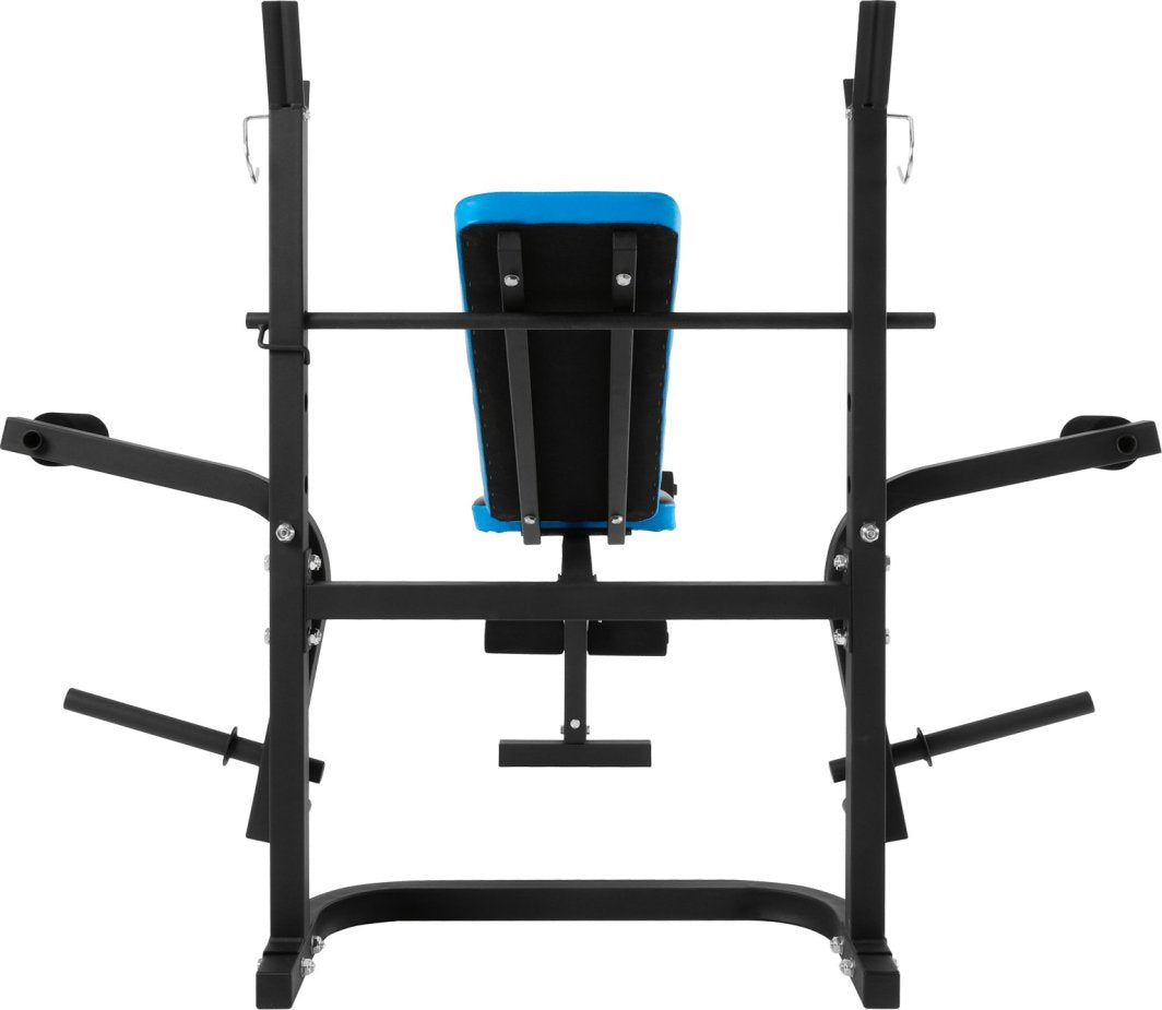 Multifunksjonell Treningsbenk i svart metall med blå og svart polstret ryggstøtte, sett rett forfra.