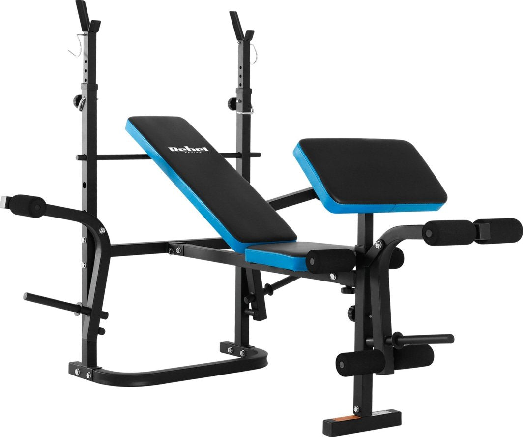 Treningsbenk med justerbar ryggstøtte, sorte og blå polstrede puter, metallramme, sett fra skrå vinkel.