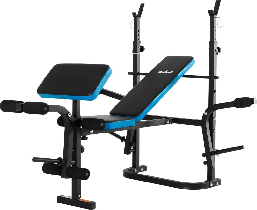 Multifunksjonell Treningsbenk i svart og blått med polstret sete, ryggstøtte, arm- og benputer, sett fra skrå vinkel.