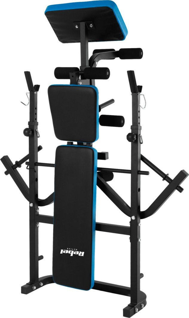 Justerbar Treningsbenk med svart polstring, blå kant og sort metallramme, sett forfra med fotavstivere og puter.