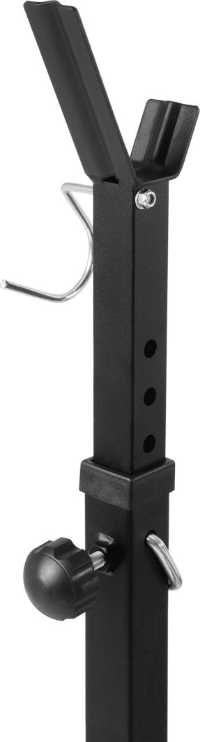 Treningsbenk med sort metallstativ, justerbare hull, sølvfarget krok, plastknott og V-formet holder sett fra siden.