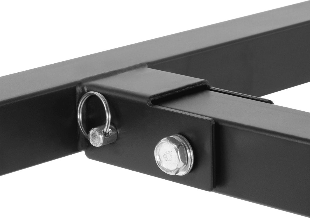 Multifunksjonell Treningsbenk med sort metallramme, boltefeste og låsesplint, vist i detalj fra siden.