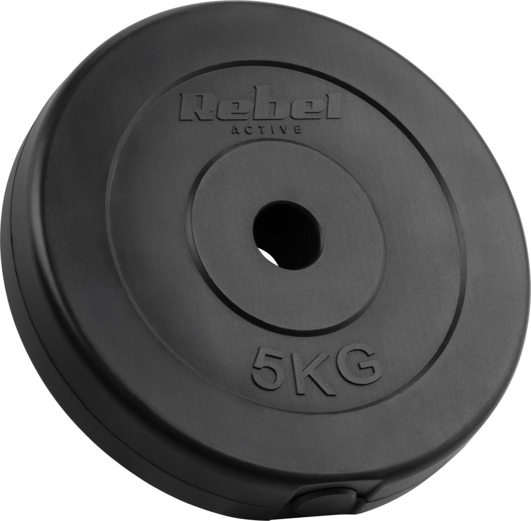 Vektplater i bitumen, fire stk. à 5 kg med 31 mm hull, sort design og Rebel Active-logo, sett fra siden.