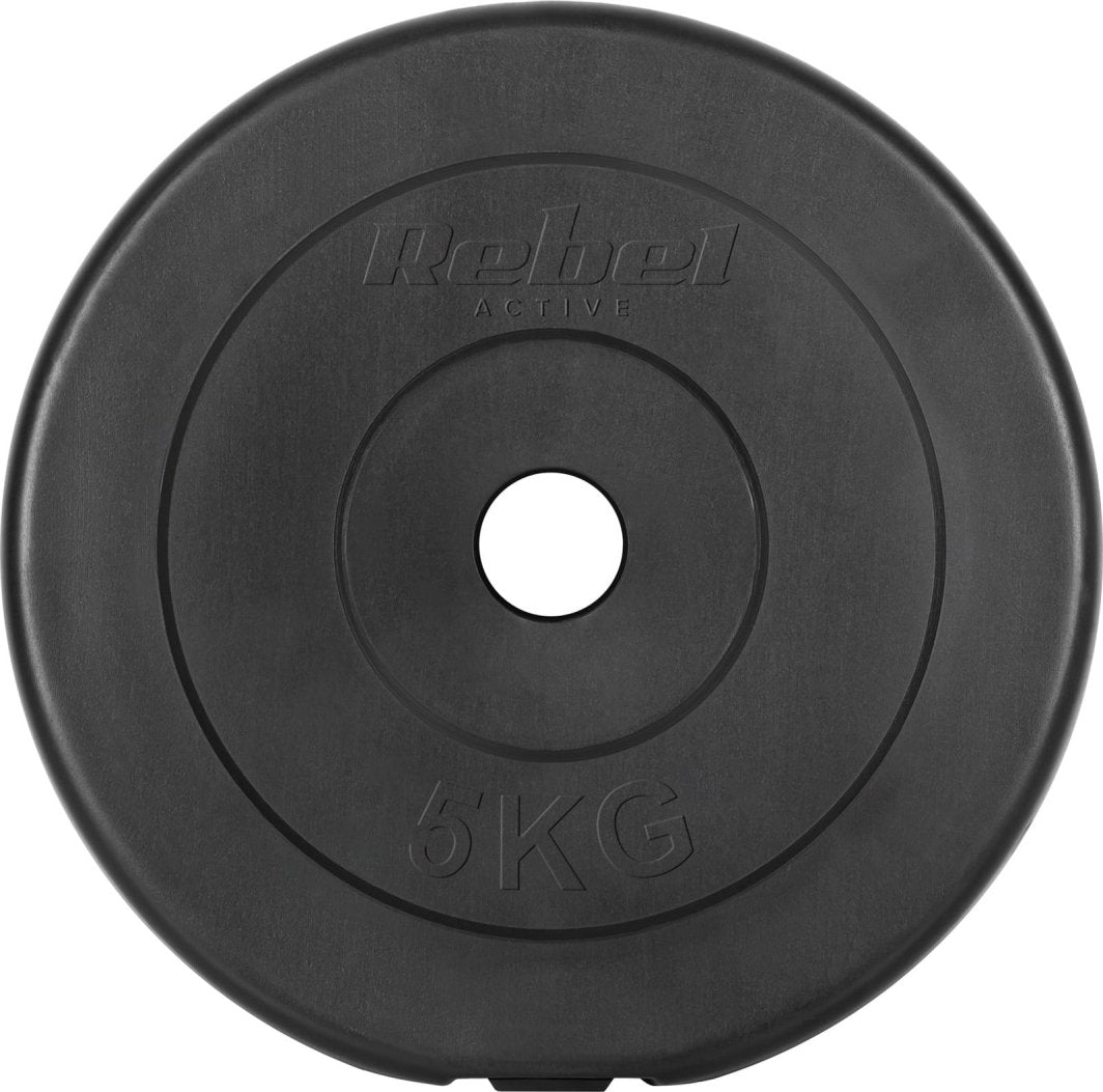 Vektskiver i bitumen, fire stykker à 5 kg med 31 mm hull, sort farge og tydelig vektmerking, lagt på rad.