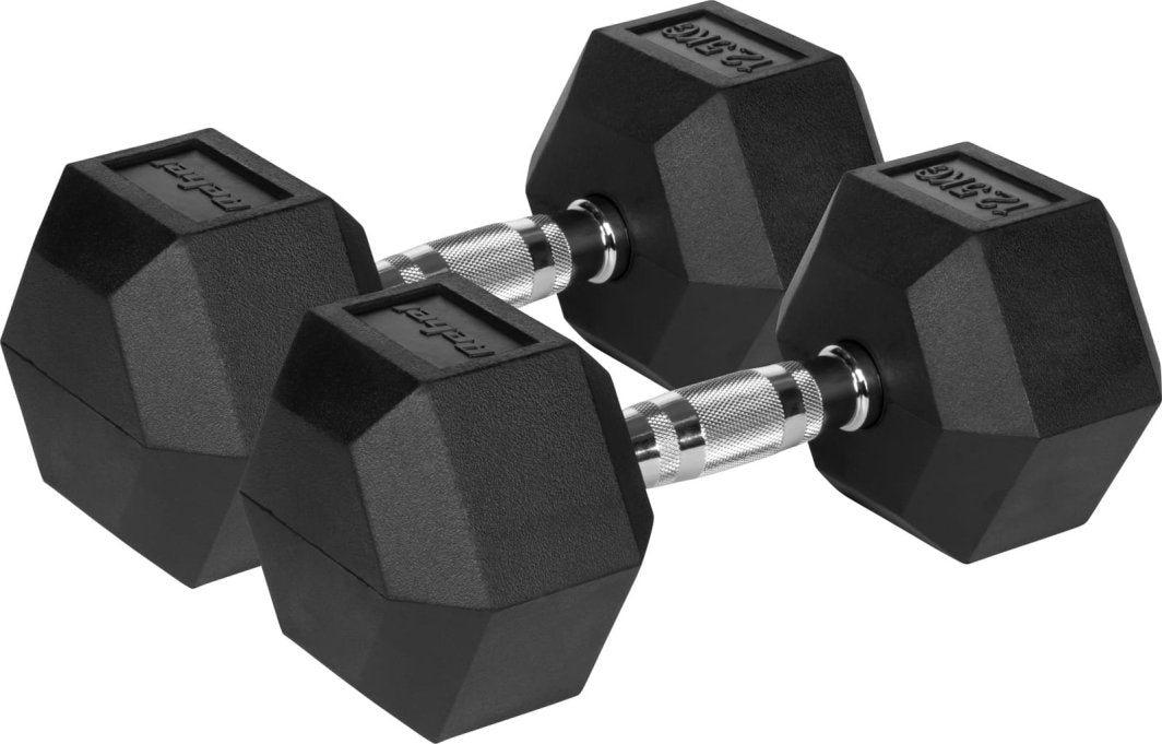 Hantler med sekskantede ender i mørkt gummibelegg ligger side ved side på en lys overflate.