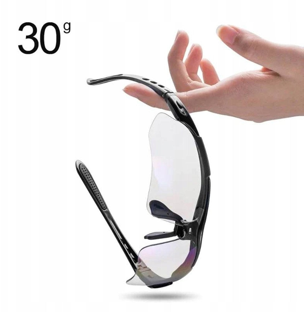 Sykkelbriller Klart Glass med sorte rammer balanseres på én finger, viser lav vekt på 30 gram mot hvit bakgrunn.