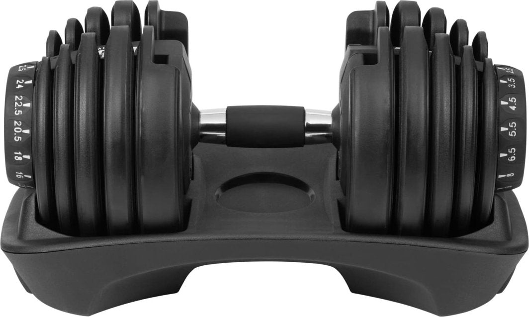 Justerbar Hantel i svart metall og plast med vektmarkeringer, plassert i tilpasset holder sett forfra.
