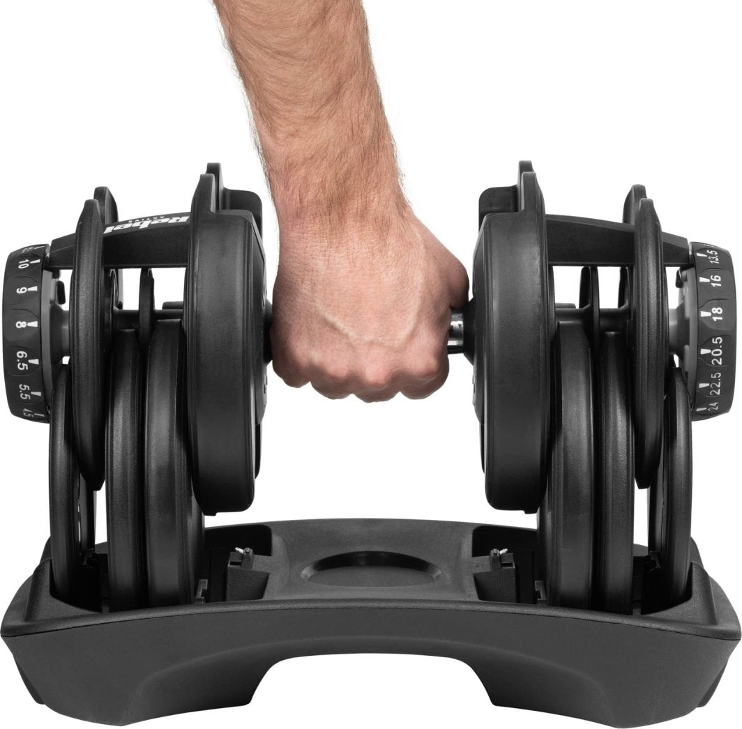 Justerbar Manual i sort med metall, løftes fra stativ av en hånd, tydelige tall viser vektjustering på sidene.