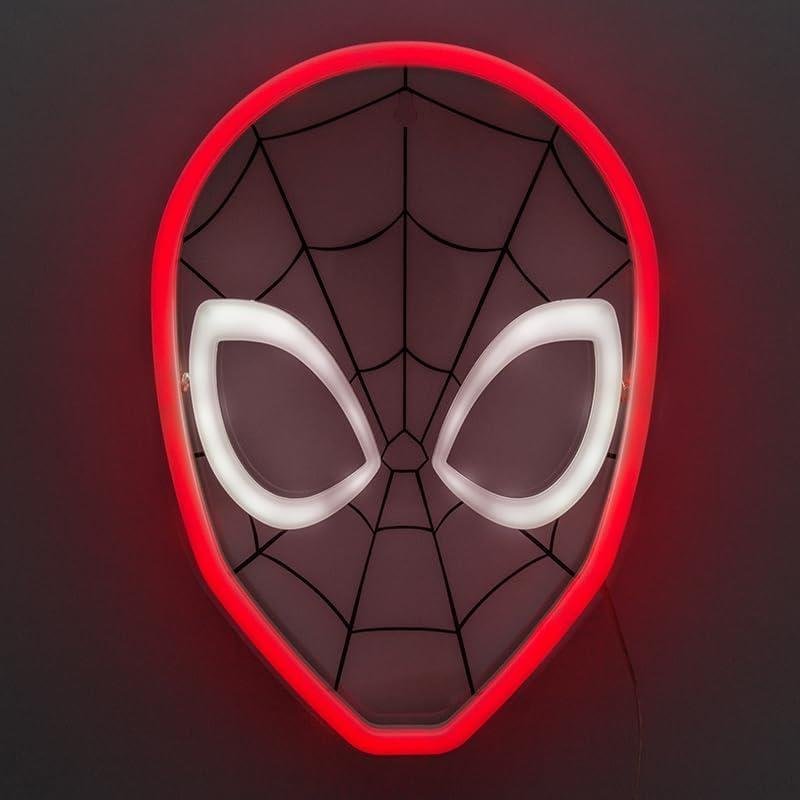 Walking Pad vegglampe Spiderman maske med rød neonlys og hvite øyne sett forfra.