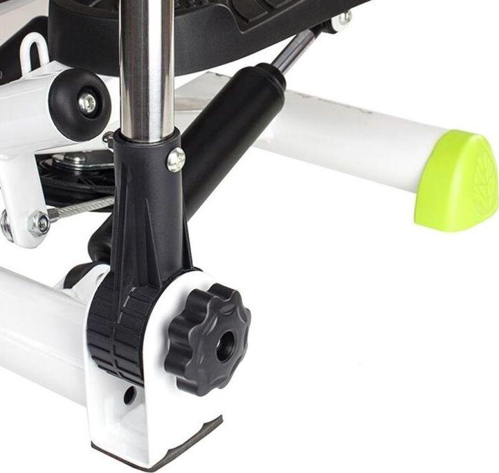 Stepmaskin med detaljert visning av justeringsmekanisme, svart og hvit konstruksjon, grønn ende på støtteben.