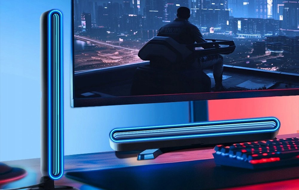 Løpebånd LED-lampe BlitzWolf BW-AL1 med blå glød ved dataskjerm på skrivebord.