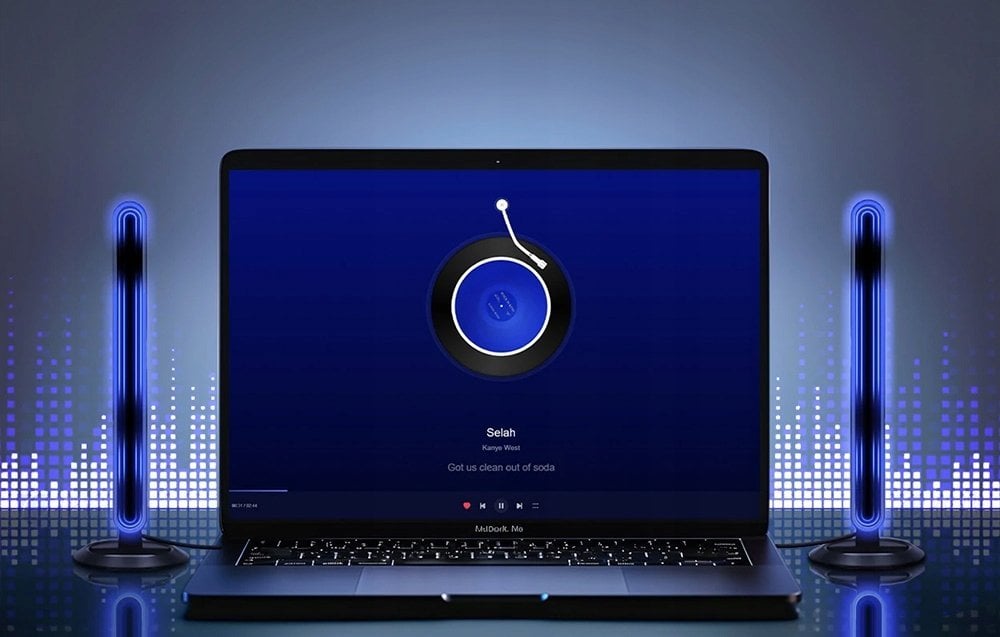 Sammenleggbar tredemølle Lampe RGB Med Lydsynk og to LED-lysstaver ved siden av bærbar PC.