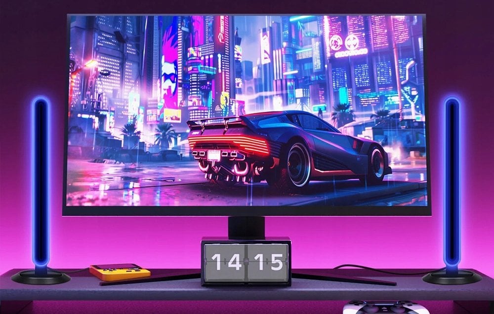 Walking Pad lampe RGB med lydsynk, plassert ved dataskjerm med futuristisk bilspill og blå LED-lys.