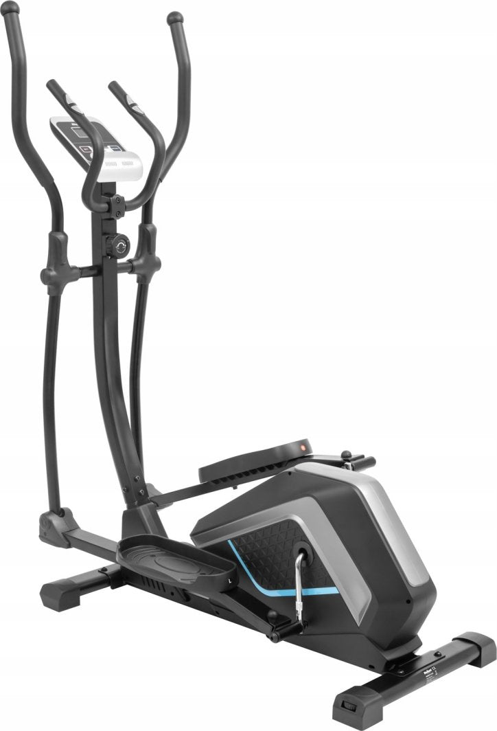 Ellipsemaskin Trening sort og grå med blå detaljer, store håndtak, synlig display og pedaler, sett skrått forfra.
