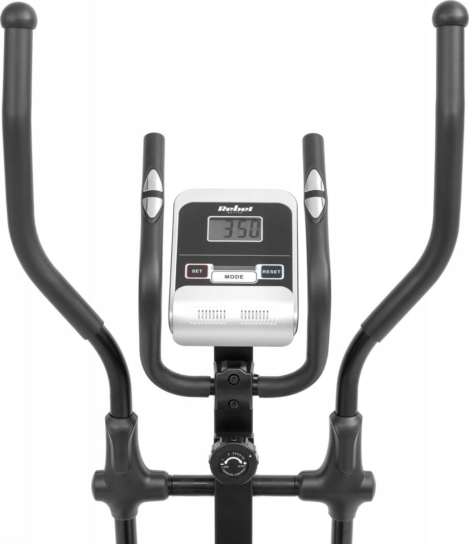 Ellipsemaskin i svart metall sett forfra med treningscomputer, buede håndtak og justeringsratt under skjermen.