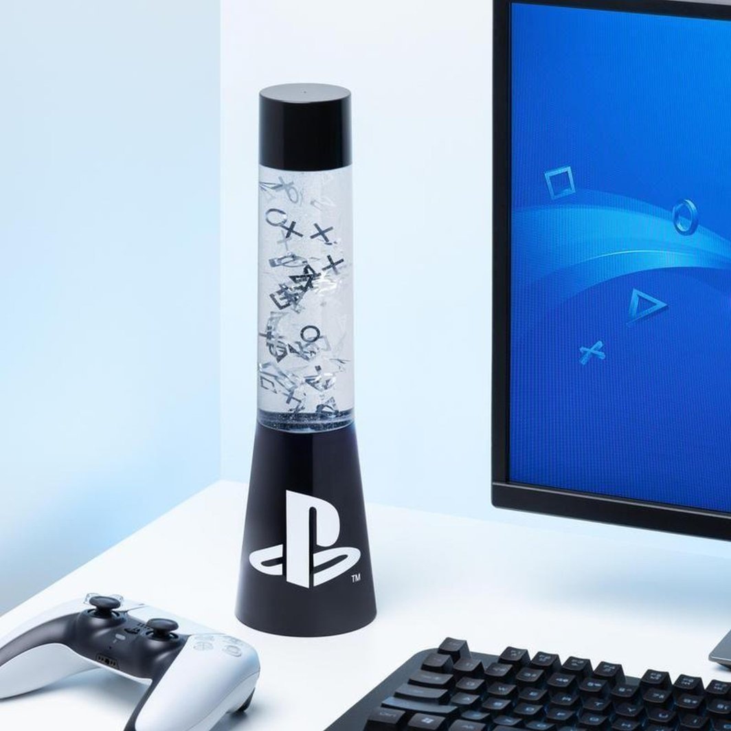 Tredemølle hjemme PlayStation LED-gel lampe med glitter og ikoner på skrivebord ved gamingutstyr.