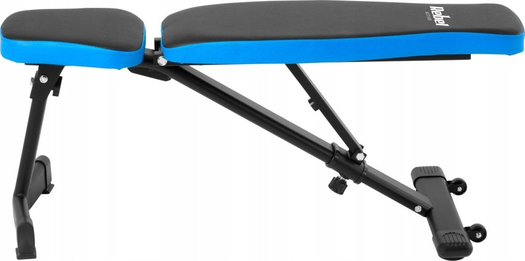 Skråbenk i svart og blått med justerbar metallramme, polstrede puter og støtteben vist fra siden.