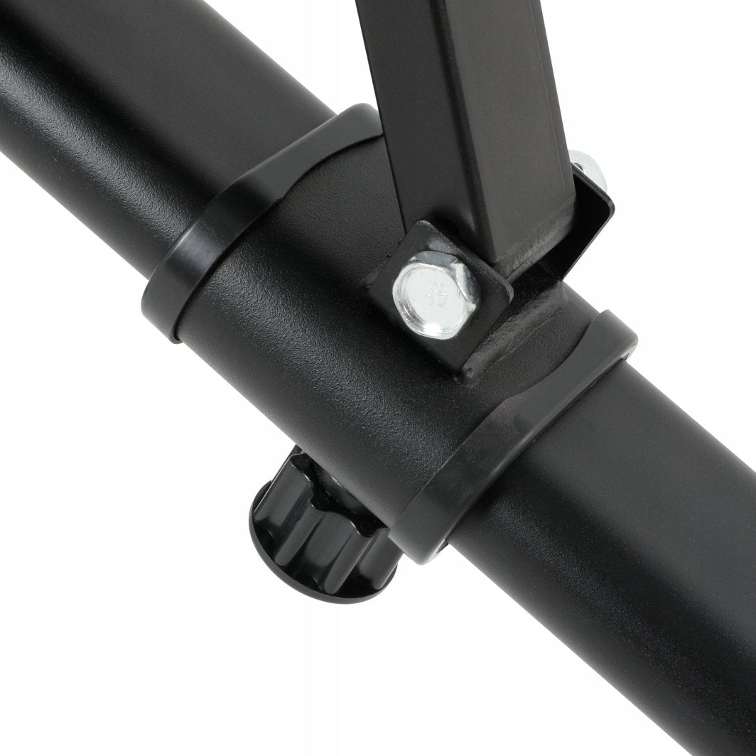 Treningsbenk med detaljbilde av svart metallrør, feste, synlig skrue og justeringsratt sett fra siden.