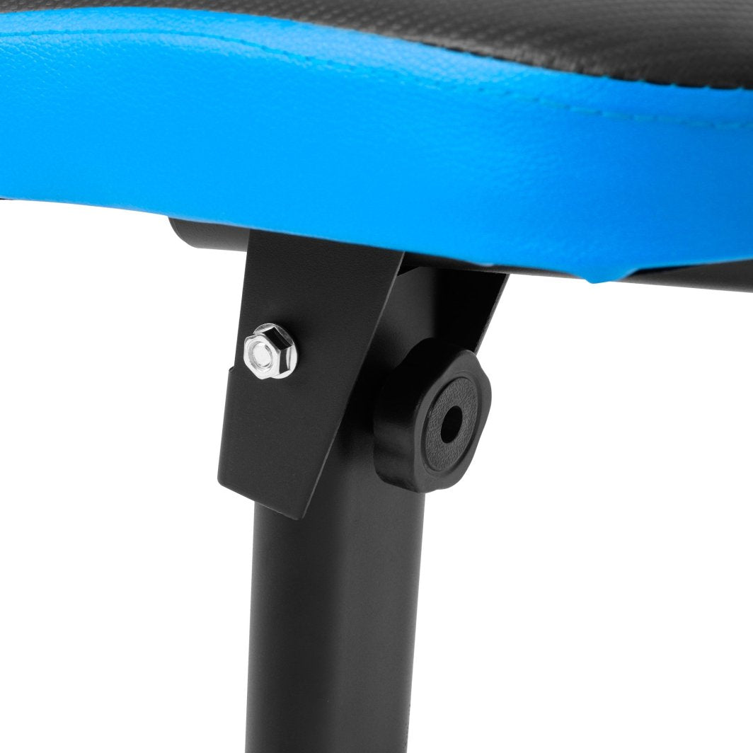 Skråbenk med blå og svart polstret sete, sorte metalldeler, synlig skrue og justeringshjul sett fra undersiden.