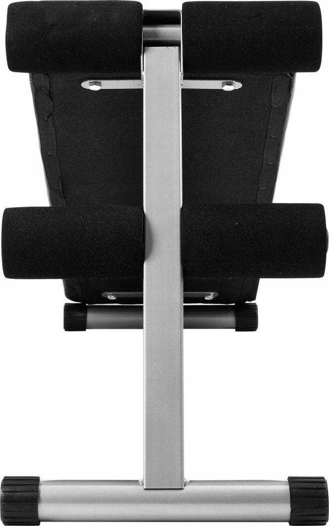 Multifunksjonell Treningsbenk i sort og sølv metall, sett fra fotenden med fokus på benstøtte og understell.