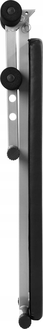 Multifunksjonell Treningsbenk i metall med sort polstring, sett fra siden, viser justeringsskruer og skumruller.