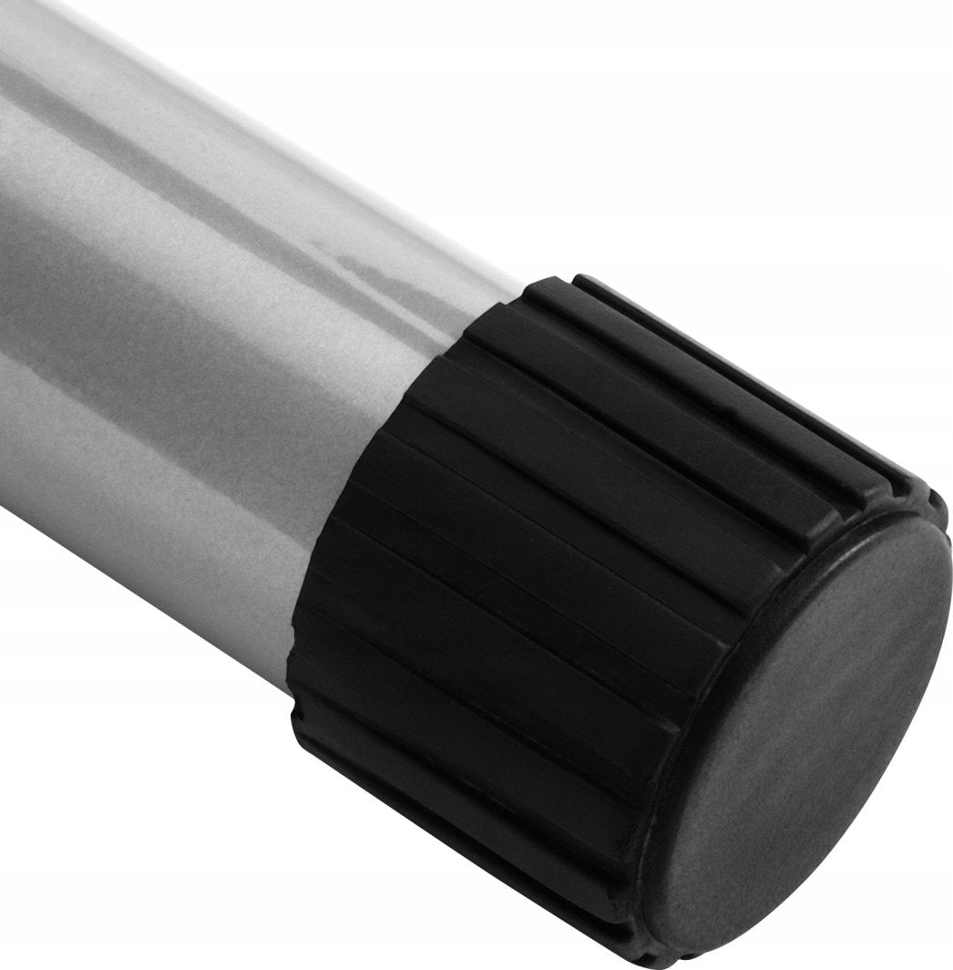 Treningsbenk med sølvfarget metallende og sort, rillet plast, vist nærme fra skrå vinkel.