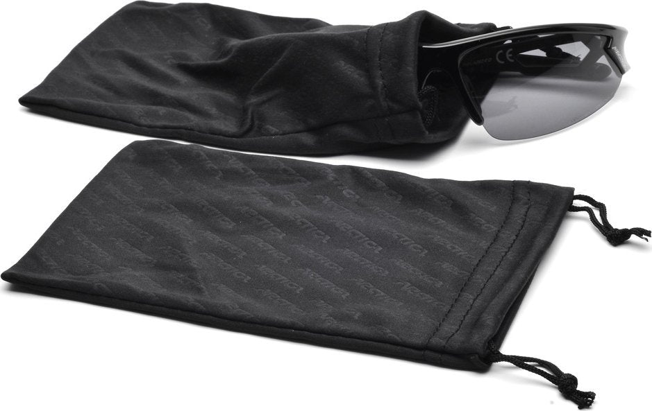 Løpebriller med sorte innfatninger og grå glass delvis i svart stoffpose, ekstra tøypose ved siden av.