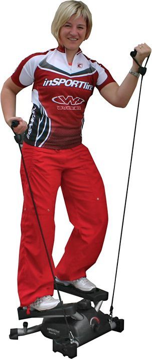 Stepper Trening med sort stepmaskin, fotplater og strikker i bruk av person med treningsklær, sett forfra.